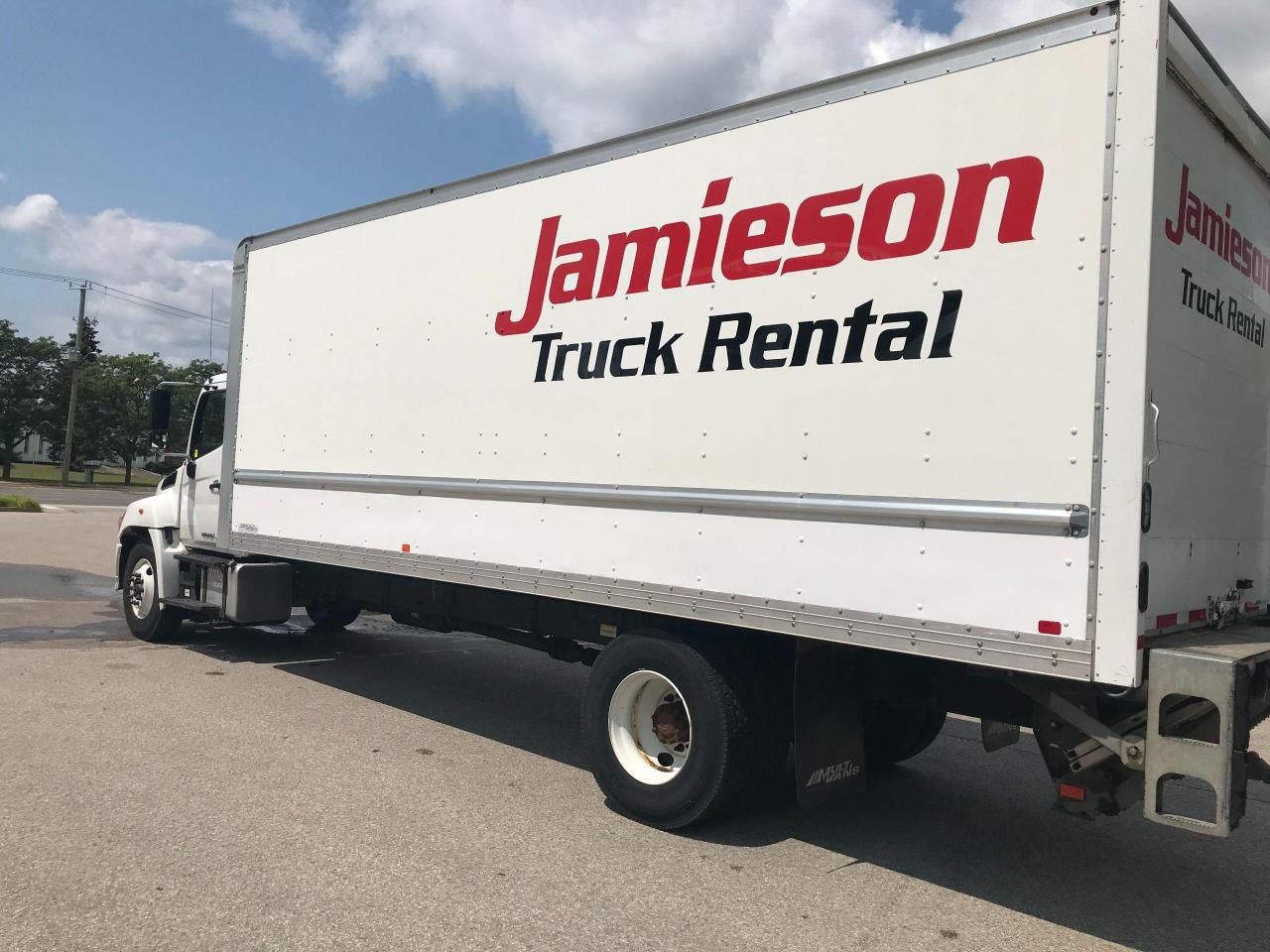 2021 Hino 338 24' van body with lift - Photo #3