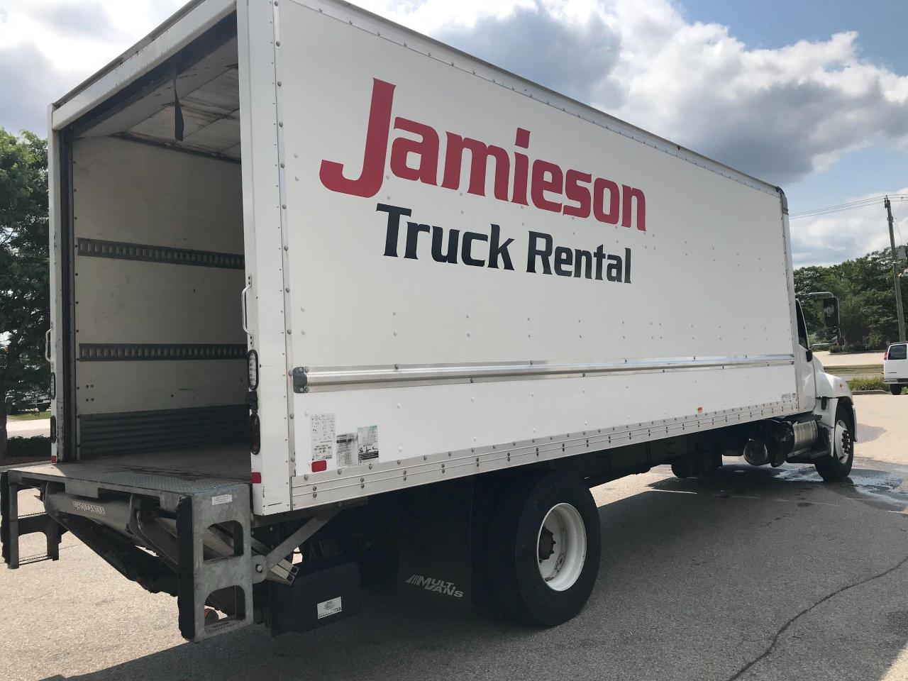 2021 Hino 338 24' van body with lift - Photo #5