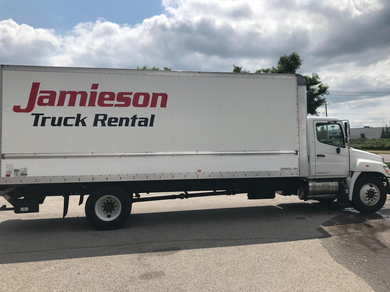2021 Hino 338 24' van body with lift - Photo #6