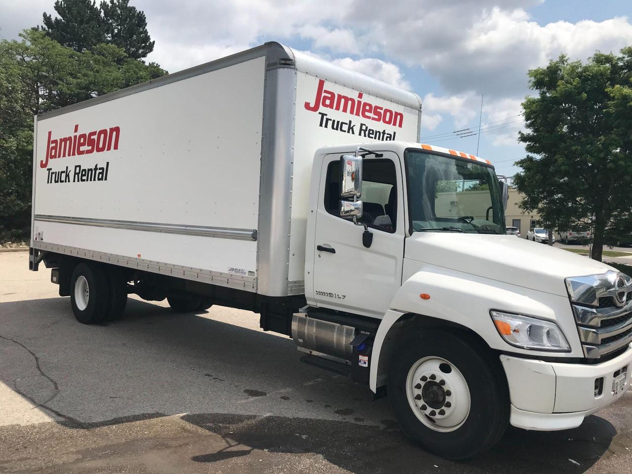 2021 Hino 338 24' van body with lift - Photo #7