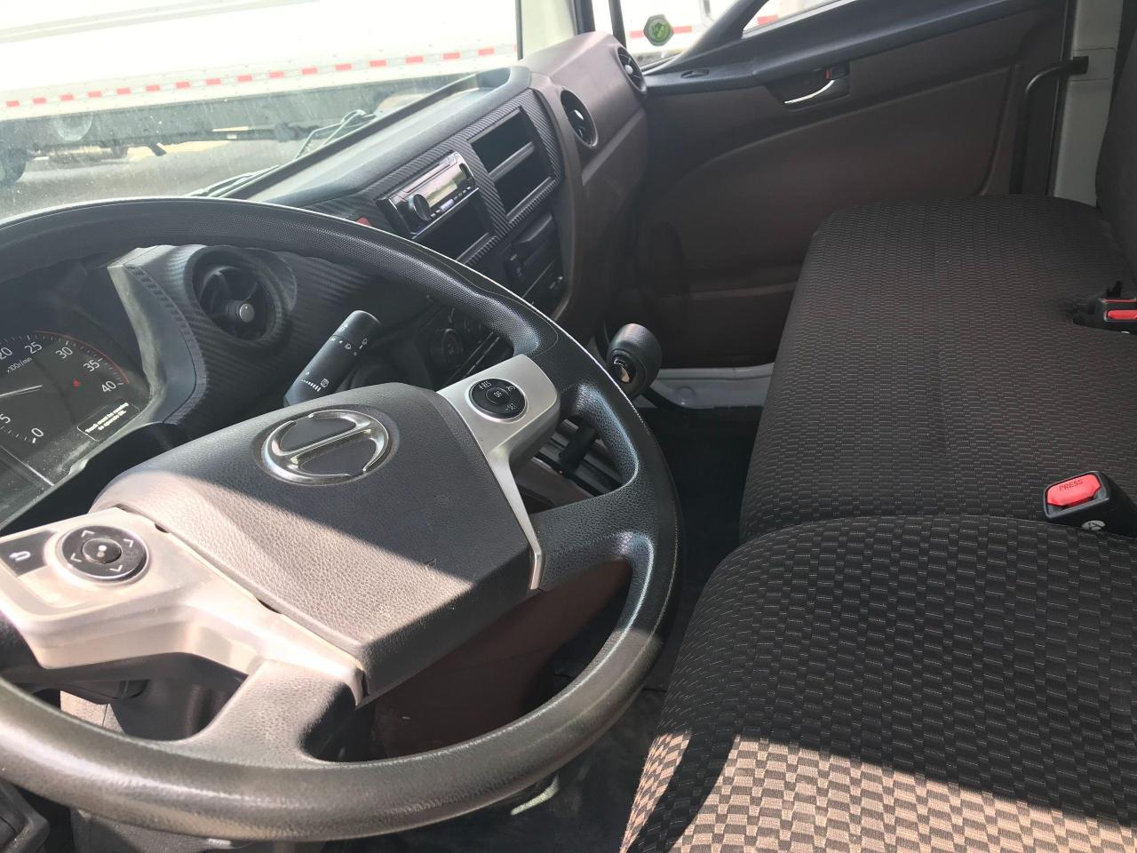 2021 Hino 338 24' van body with lift - Photo #9