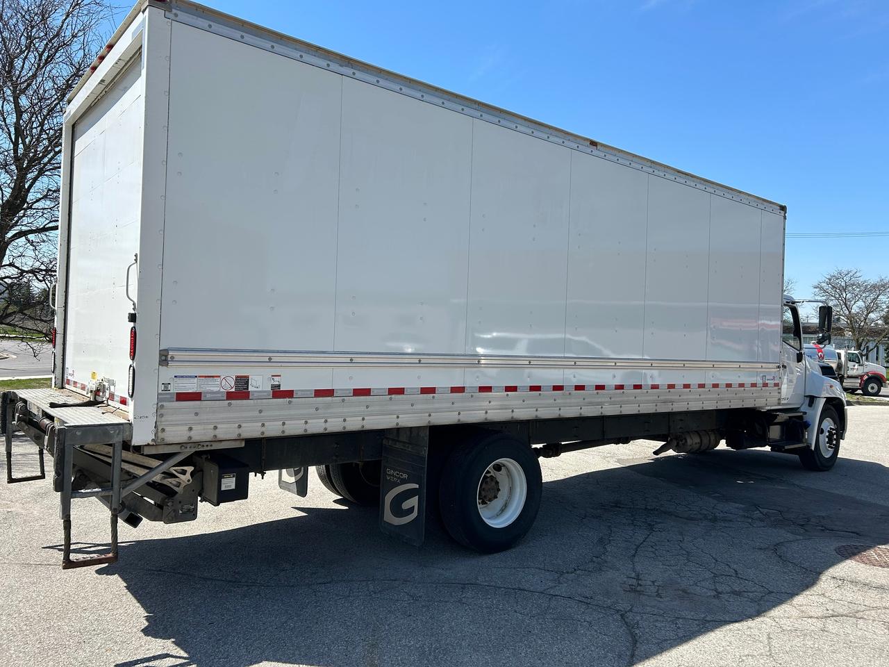 2023 Hino 338 26' van body with lift Photo3