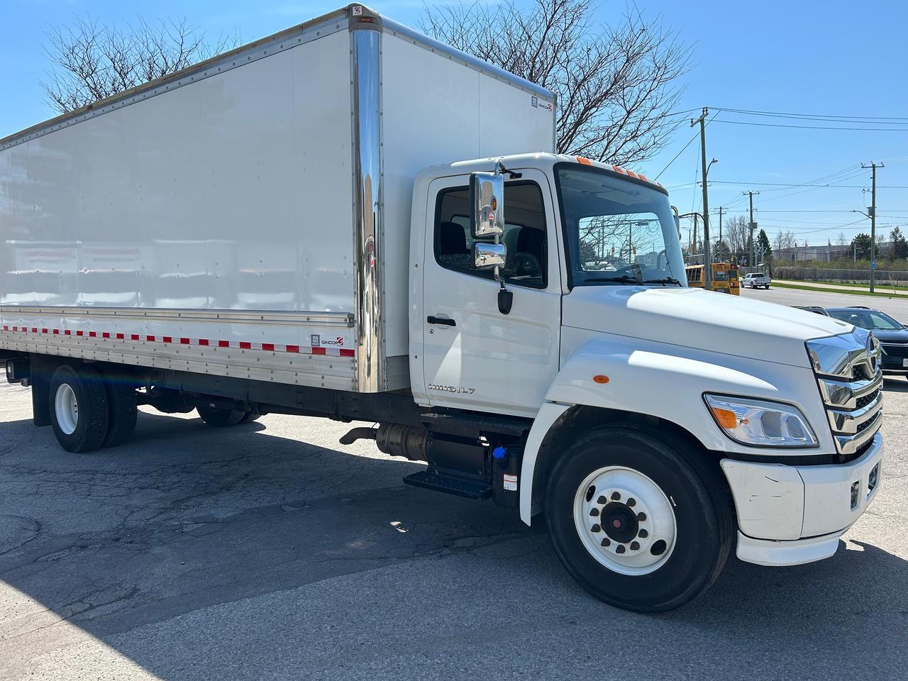 2023 Hino 338 26' van body with lift Photo4