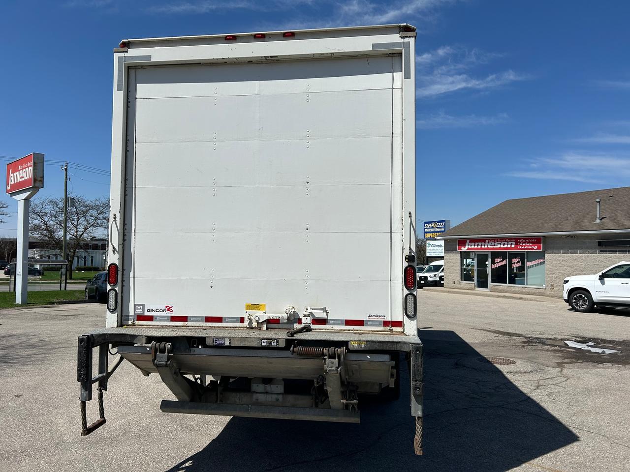 2023 Hino 338 26' van body with lift Photo2