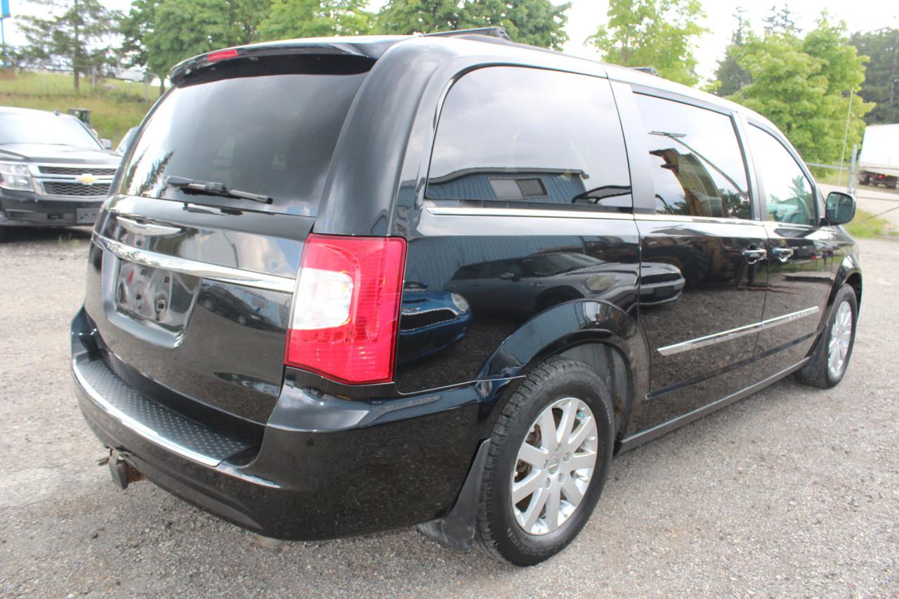 2014 Chrysler Town & Country  Photo2