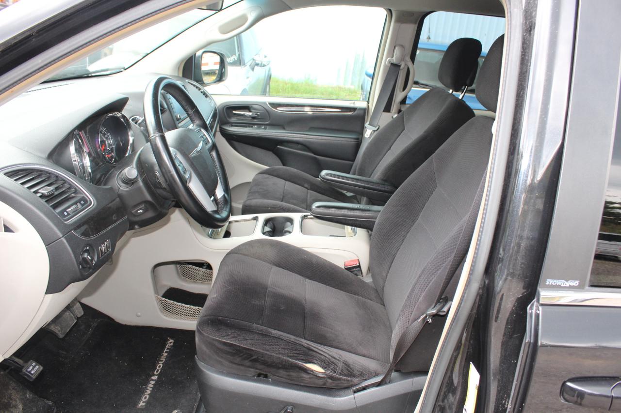 2014 Chrysler Town & Country  Photo4