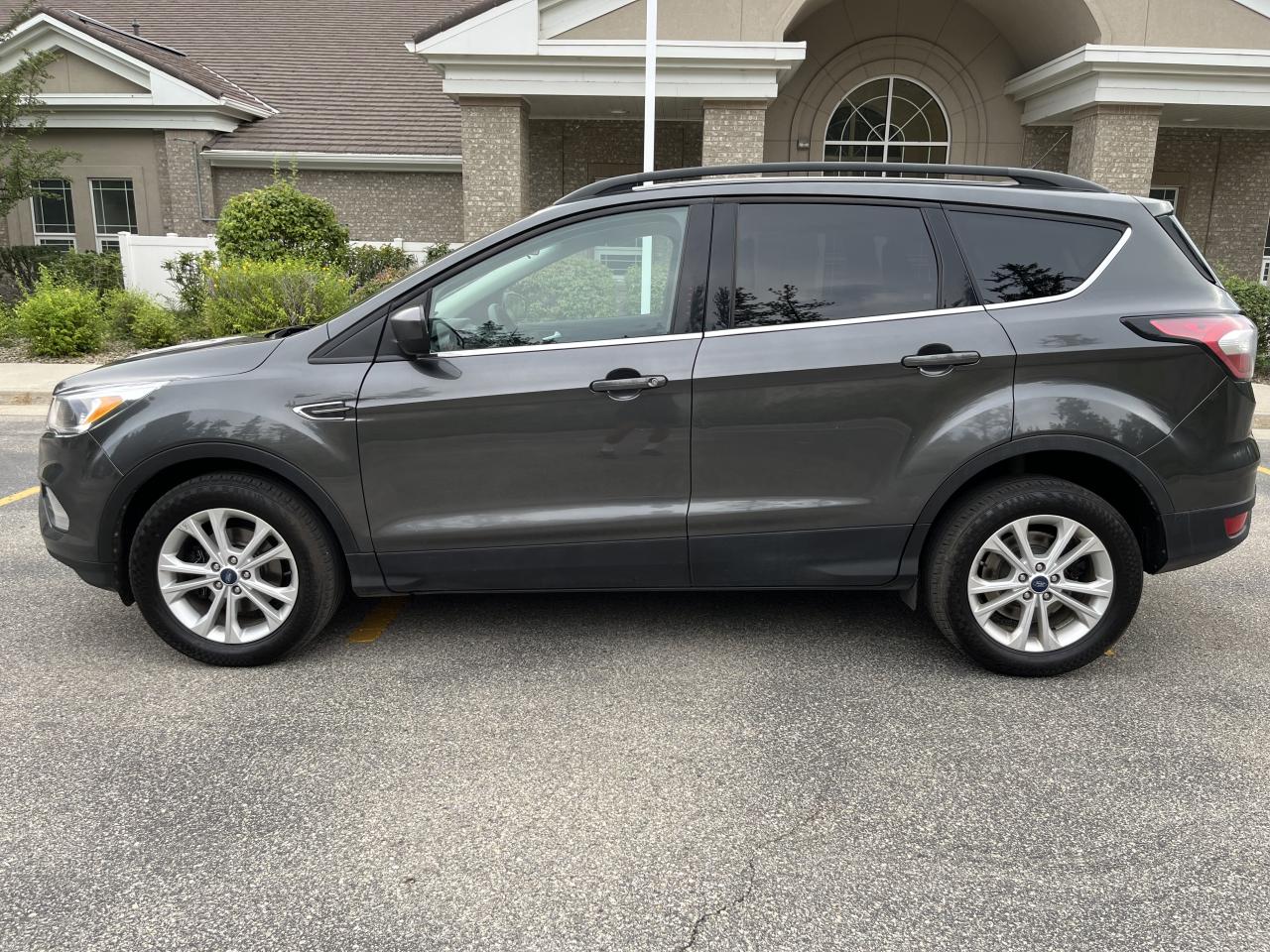 2018 Ford Escape SE FWD - Photo #2