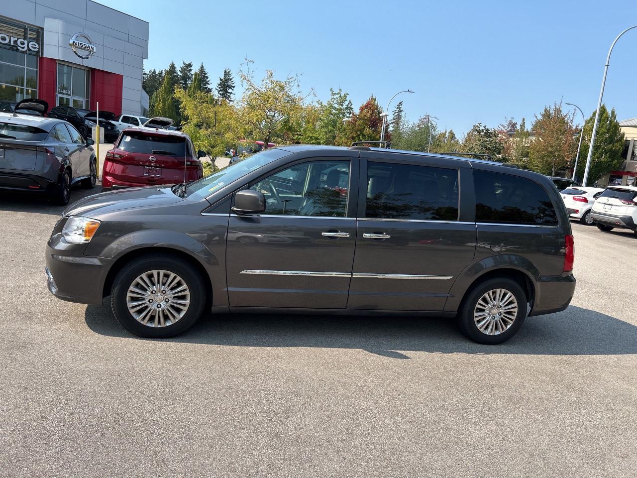 Used 2016 Chrysler Town & Country 4DR WGN PREMIUM for sale in Surrey, BC