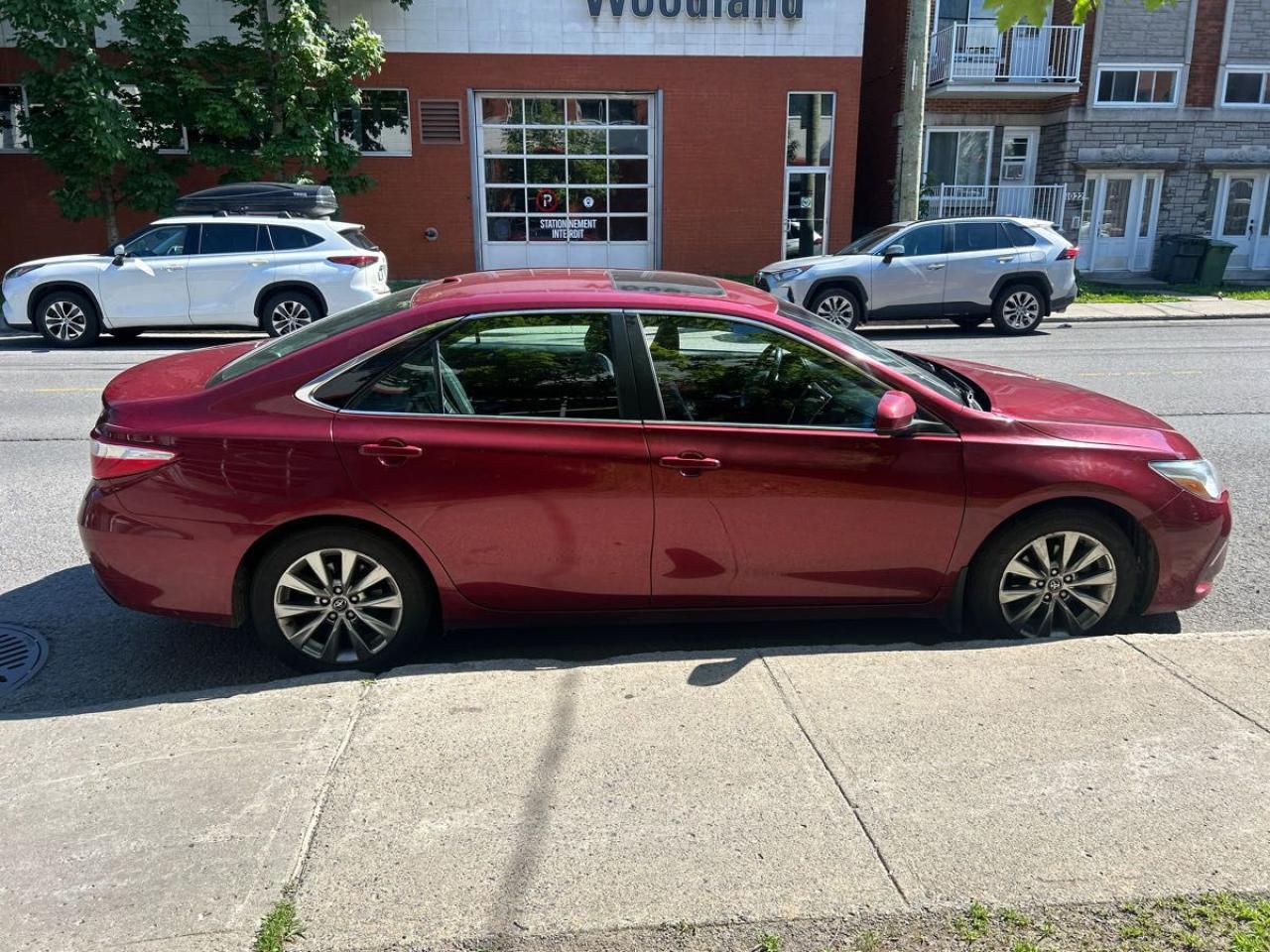 2017 Toyota Camry XLE Photo4