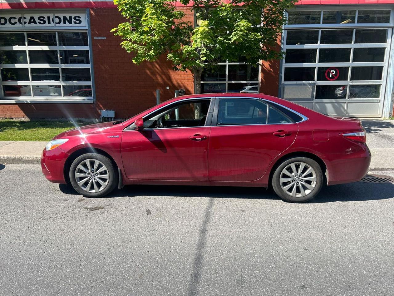 2017 Toyota Camry XLE Photo2