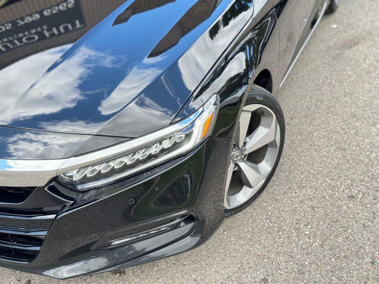 2019 Honda Accord Touring Photo2