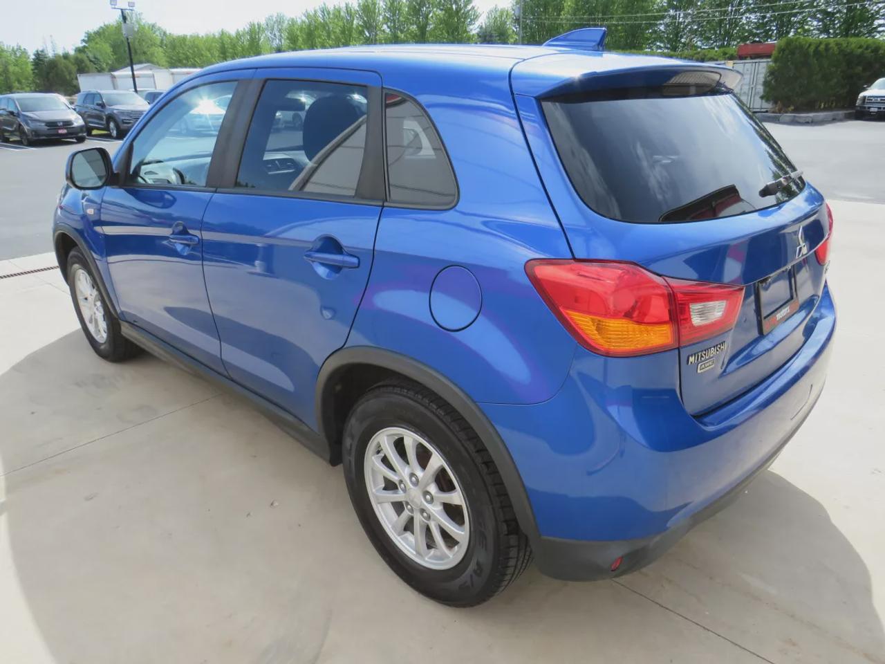2017 Mitsubishi RVR SE | Clean Carfax Report | 4WD | Tints | Alloy Rims | Reverse Camera | Bluetooth | Cruise Control | Photo2