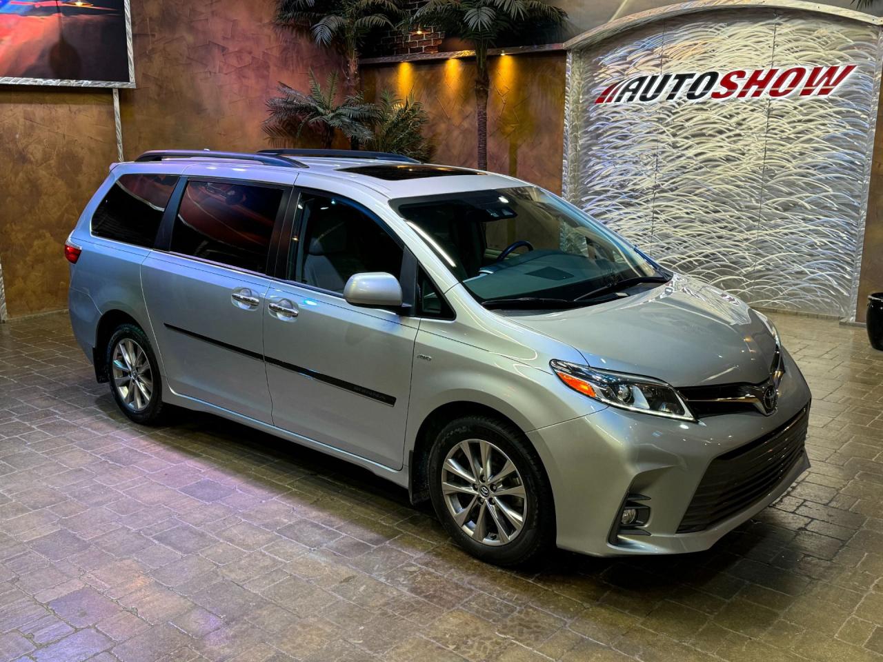 Used 2020 Toyota Sienna XLE AWD- APPLE CARPLAY, RMT STRT, HTD LTHR, ROOF, SAFETY PKG! for sale in Winnipeg, MB