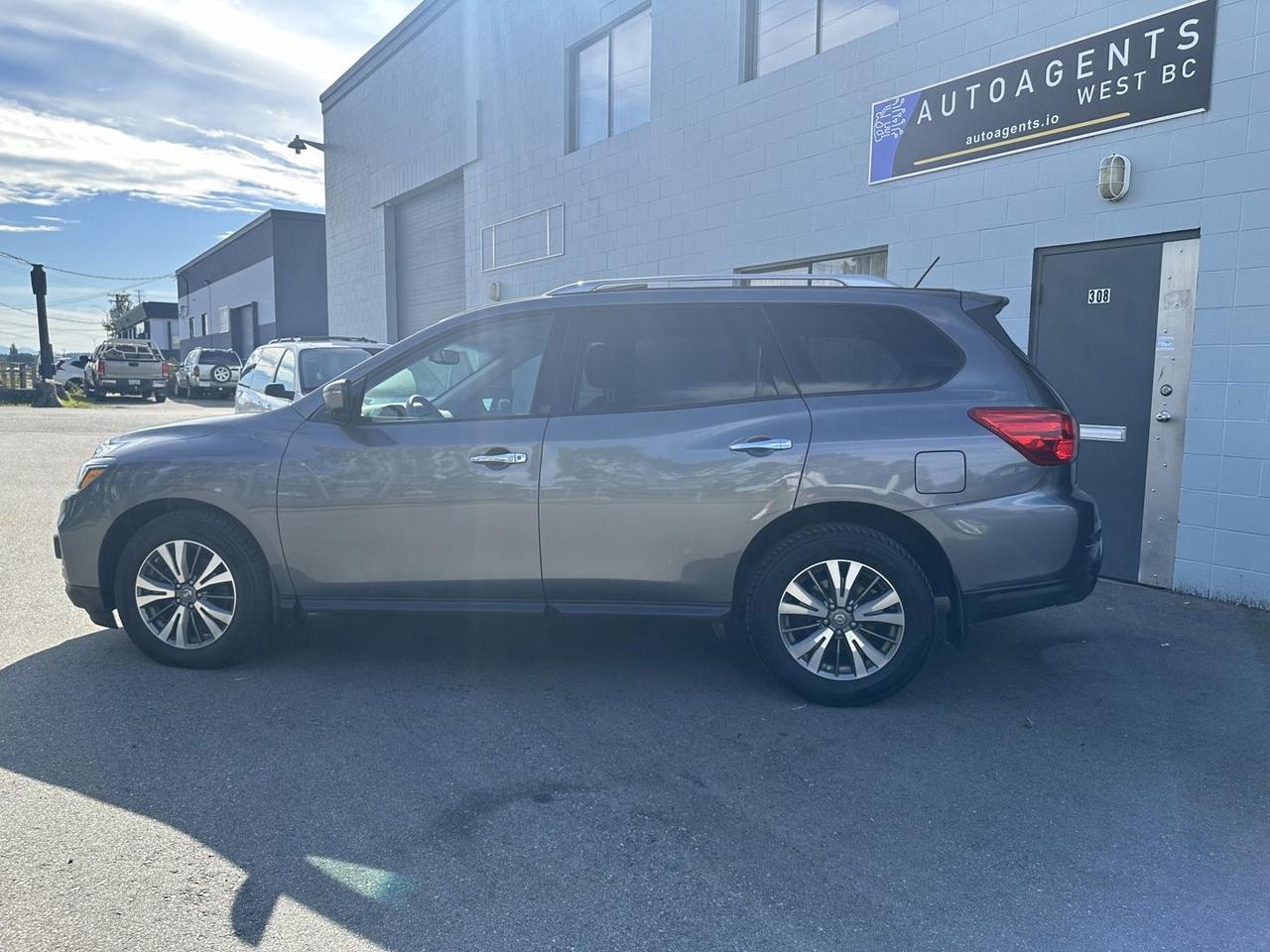 2017 Nissan Pathfinder SL 4WD Photo