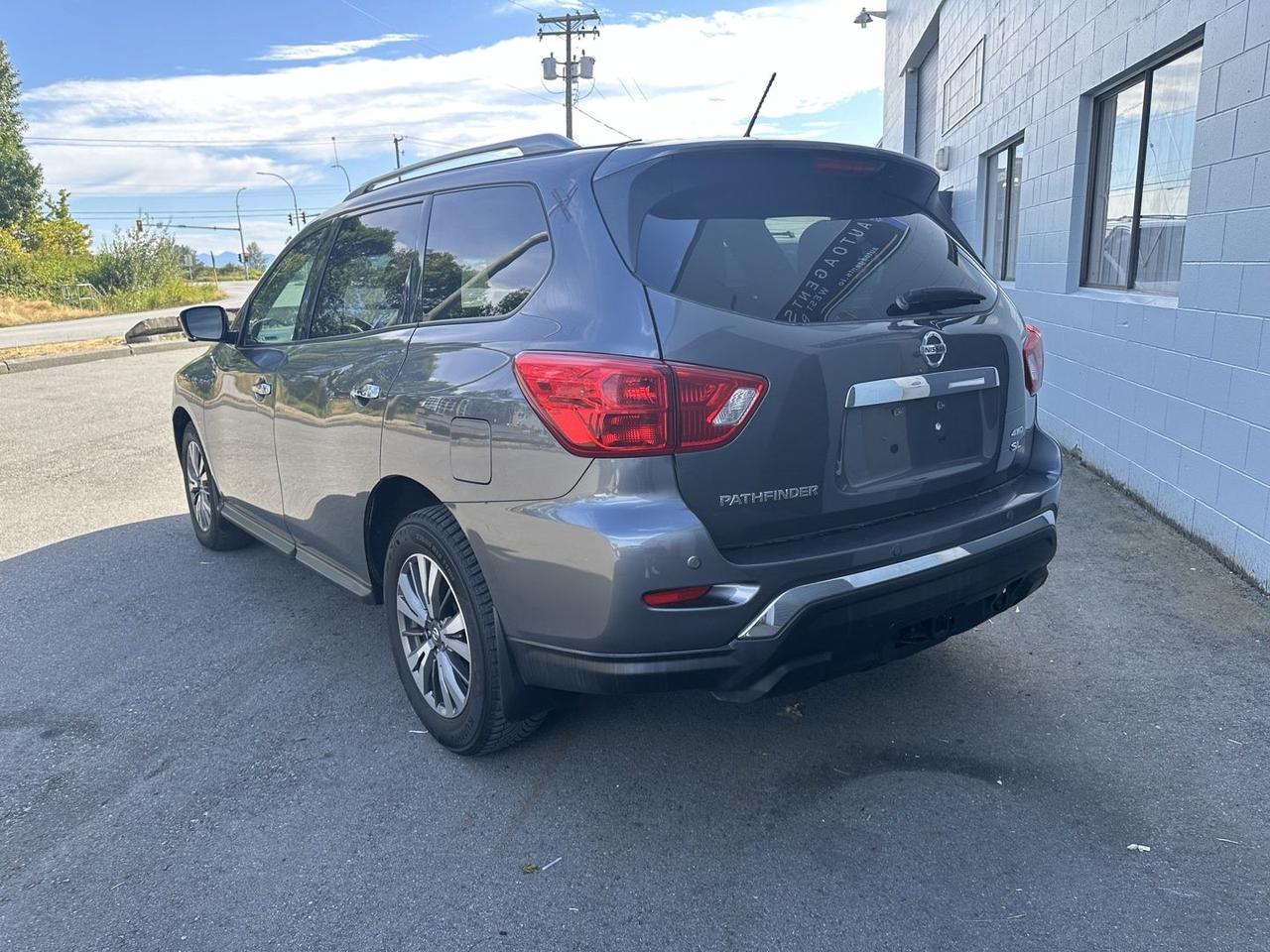 2017 Nissan Pathfinder SL 4WD Photo