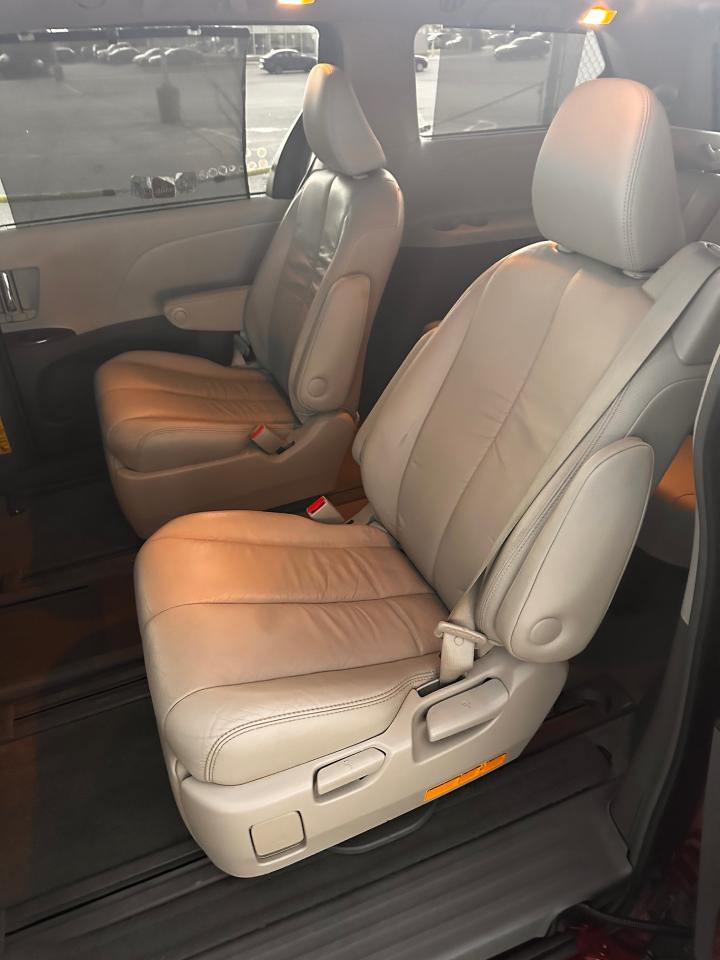 2012 Toyota Sienna 5dr V6 XLE 7-Pass AWD - Photo #11