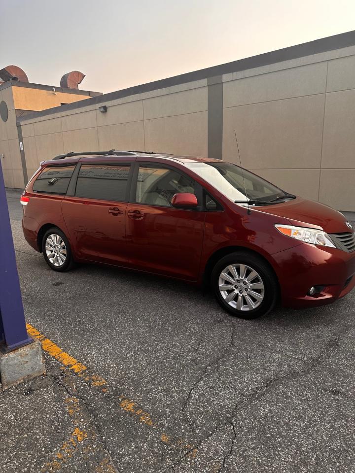 2012 Toyota Sienna 5dr V6 XLE 7-Pass AWD Photo2