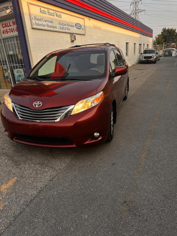 2012 Toyota Sienna 5dr V6 XLE 7-Pass AWD - Photo #2