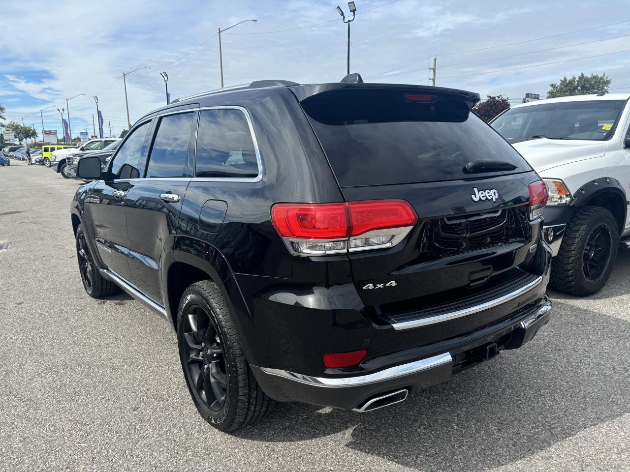 2016 Jeep Grand Cherokee Summit 4x4 ~HEMI ~Nav ~Cam ~Leather ~Pano Moonroof Photo2