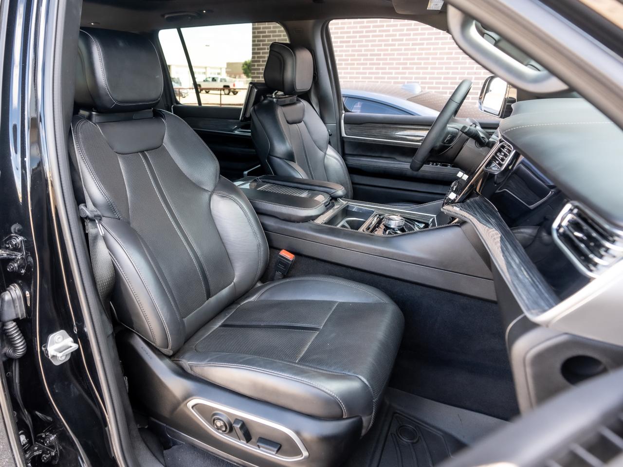2022 Jeep Wagoneer  - Photo #18