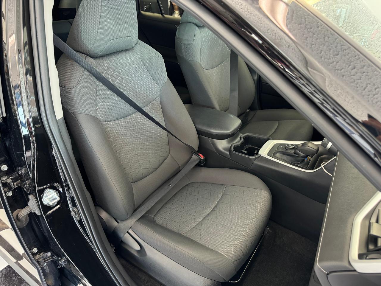 2023 Toyota RAV4 LE HYBRID AWD+LIKE NEW! ONE OWNER! CLEAN CARFAX! - Photo #24