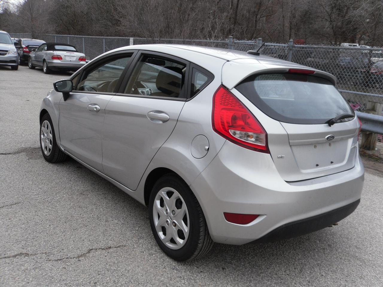 2013 Ford Fiesta SE - Photo #4