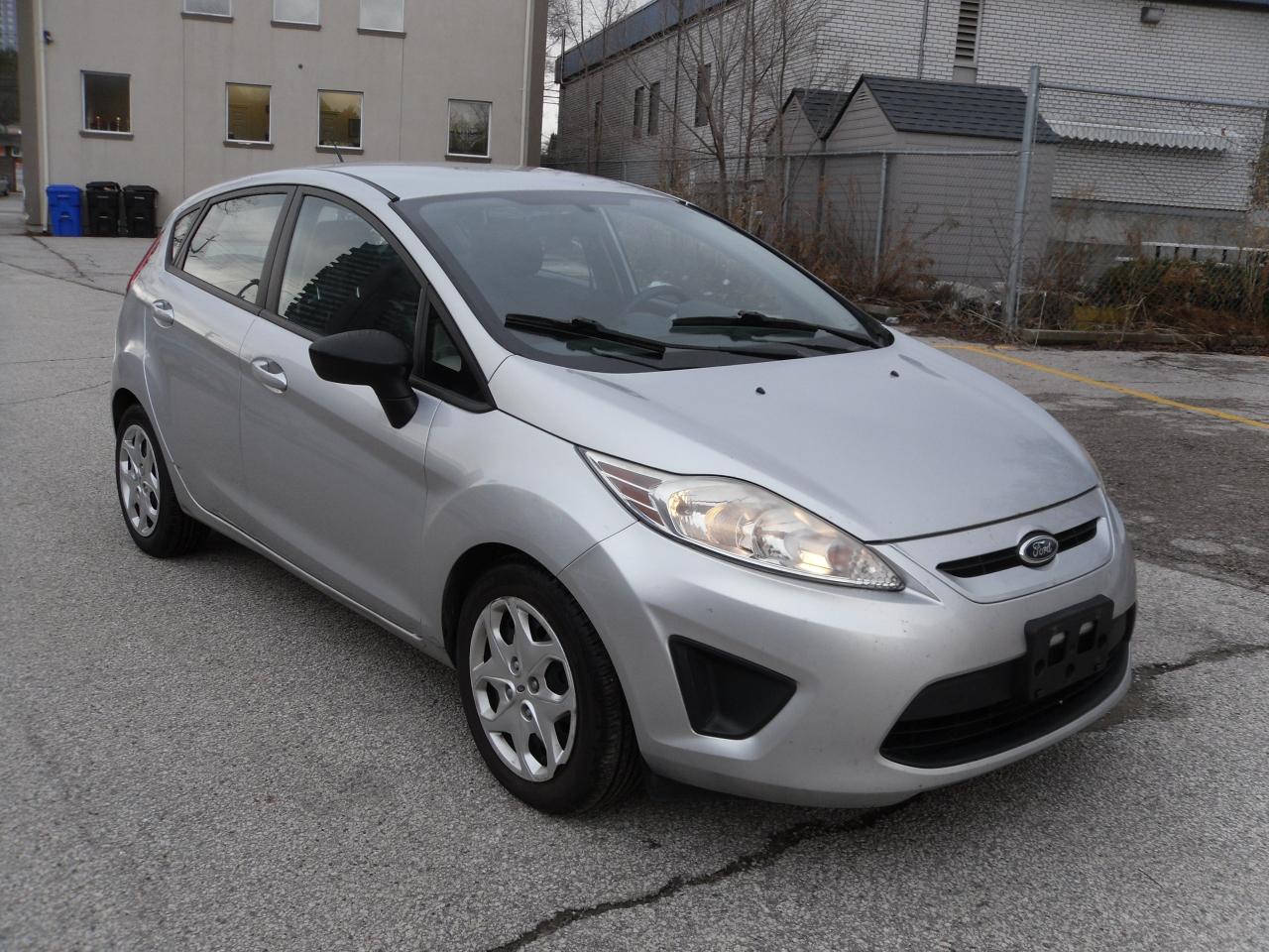 2013 Ford Fiesta SE - Photo #2