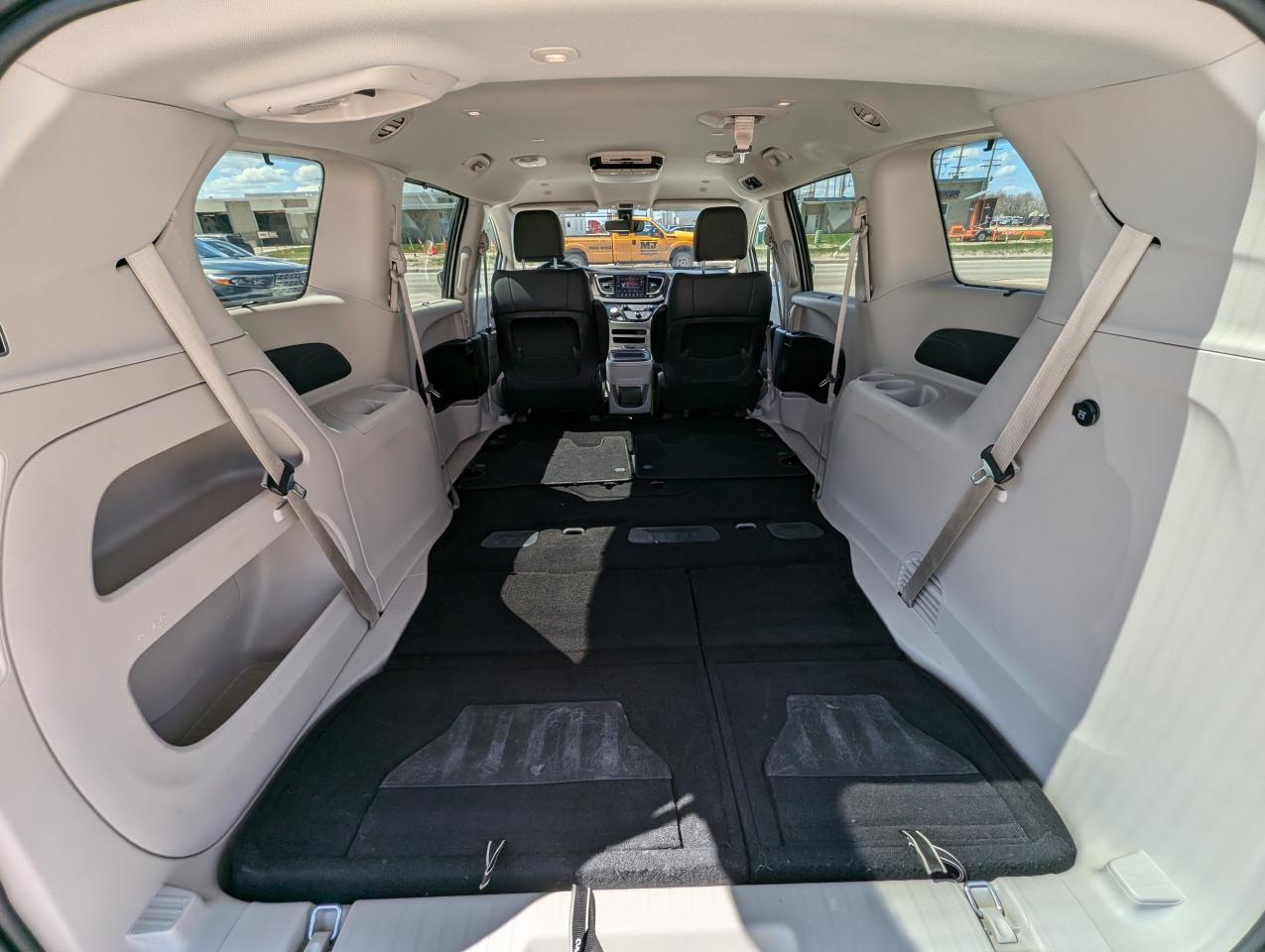 2019 Chrysler Pacifica Touring L | No Accidents | Leather | DVD - Photo #4
