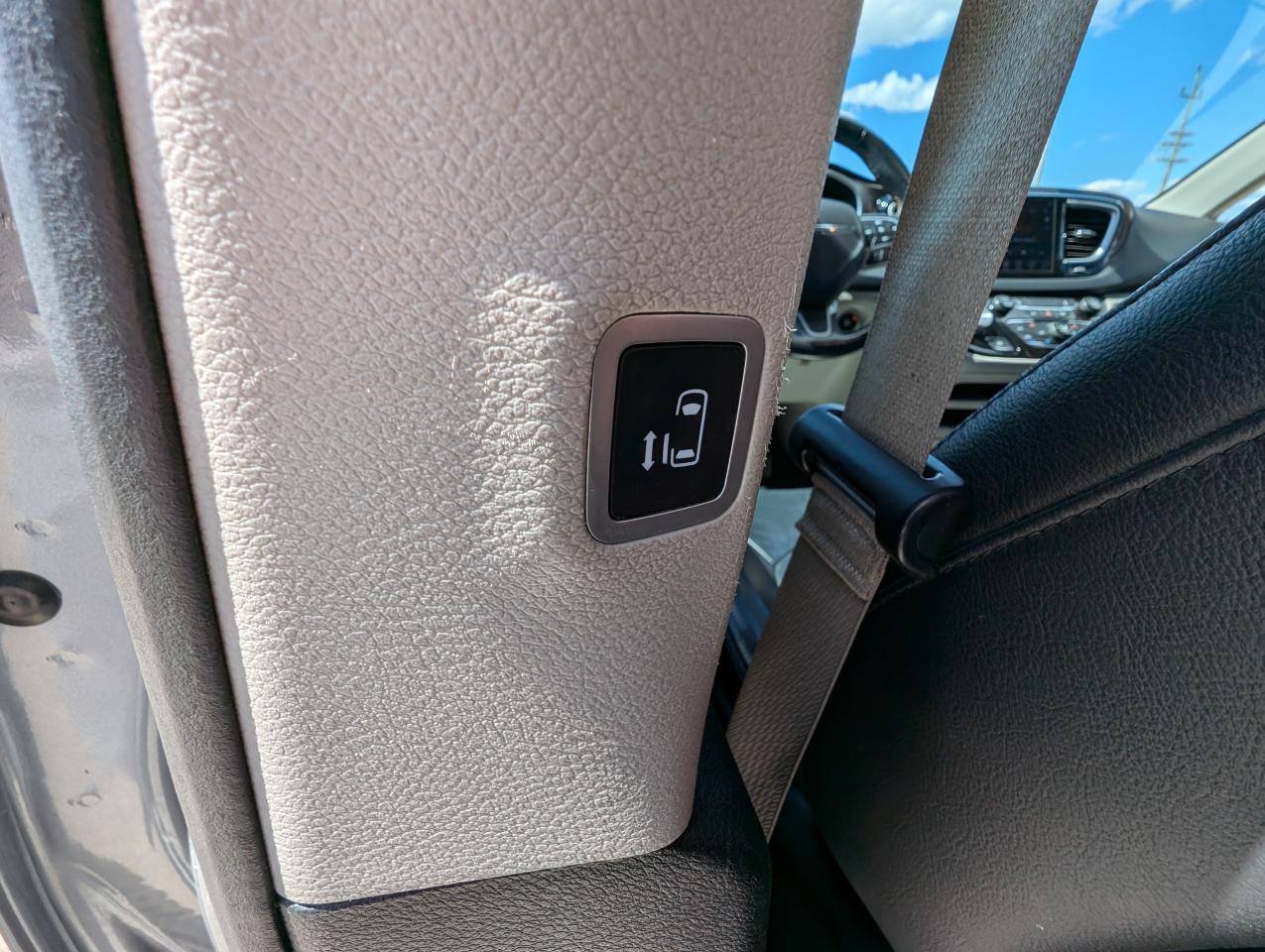 2019 Chrysler Pacifica Touring L | No Accidents | Leather | DVD - Photo #12