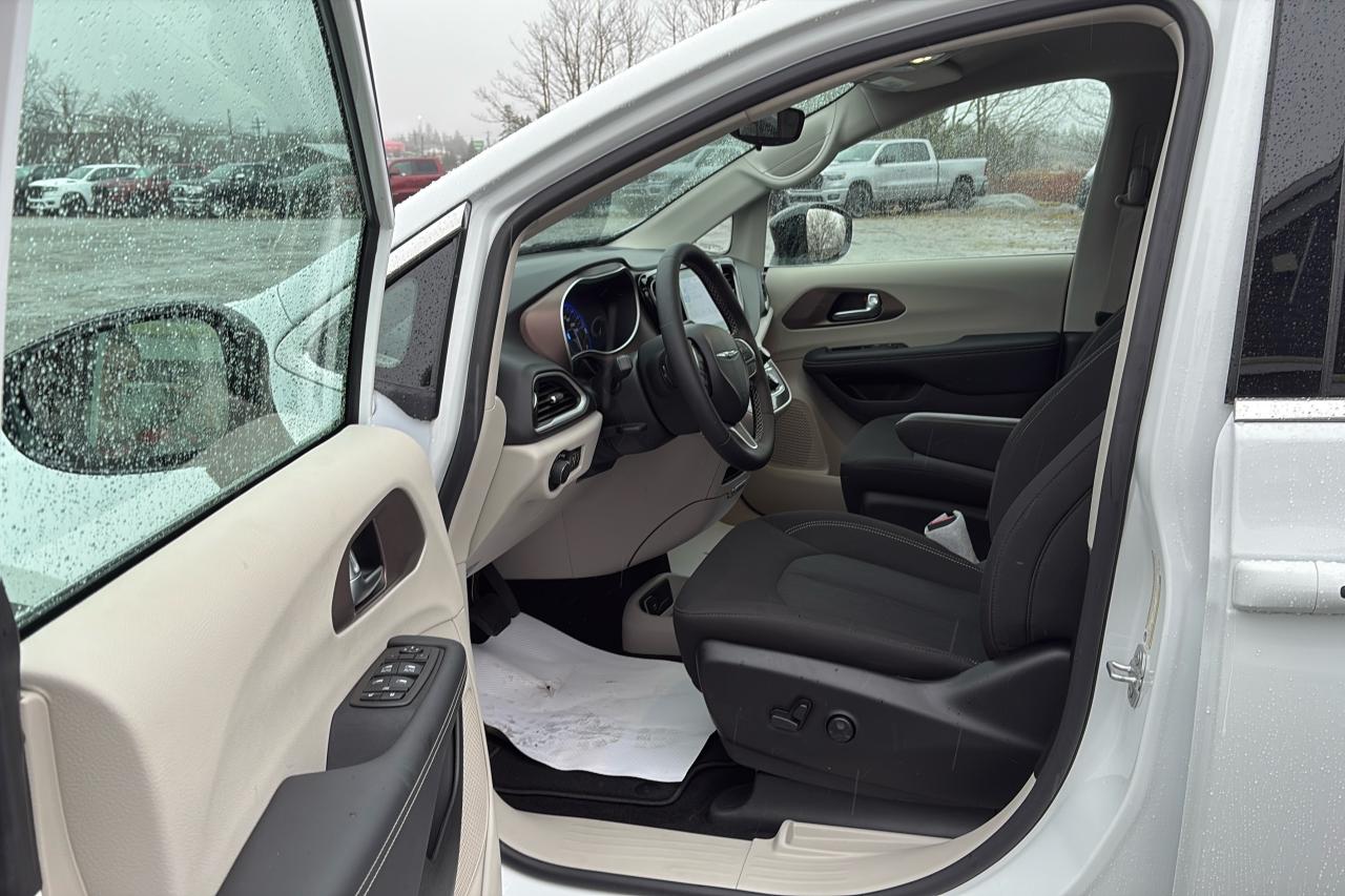 2024 Dodge Grand Caravan SXT 2WD Photo11