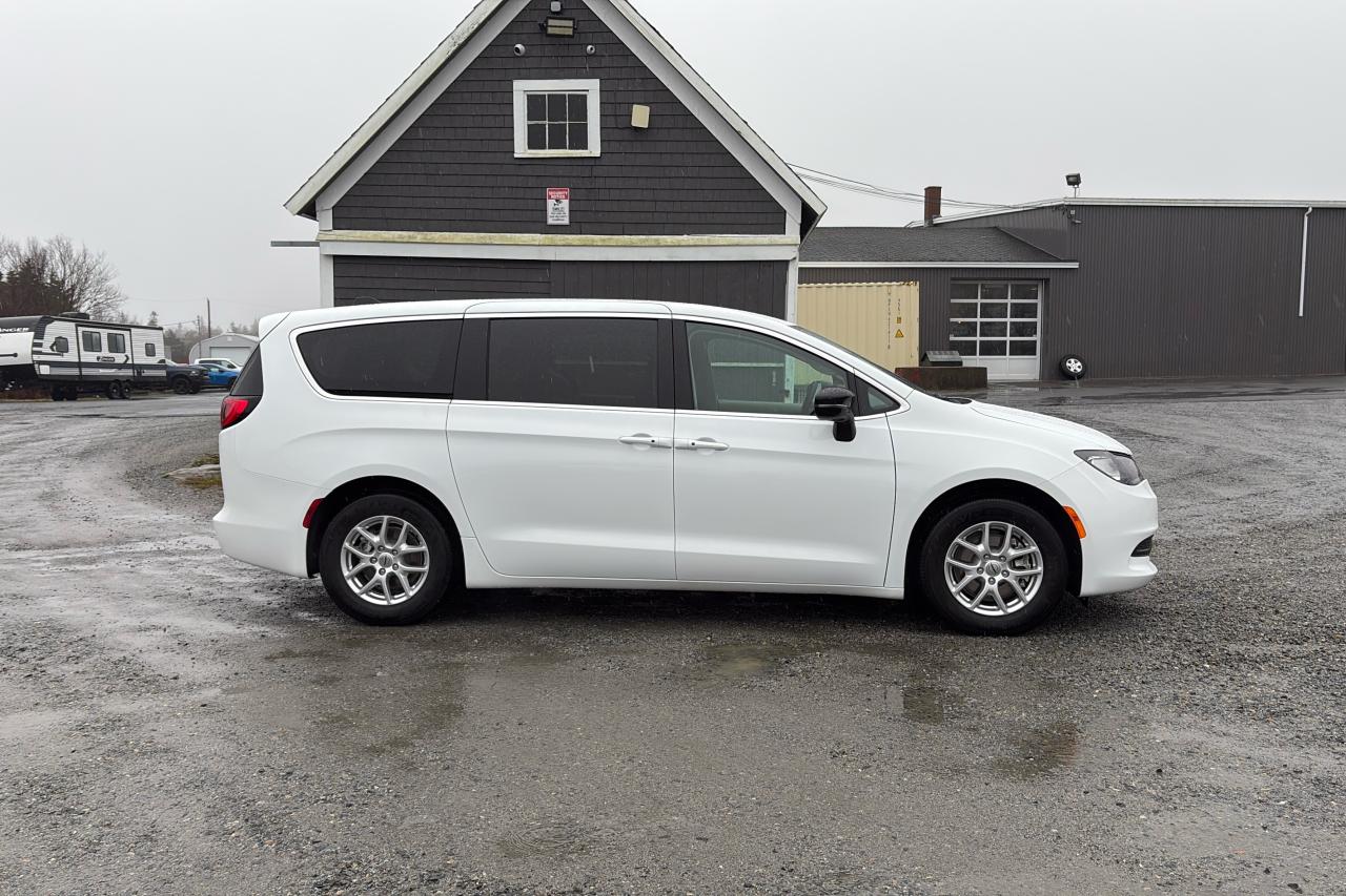 2024 Dodge Grand Caravan SXT 2WD Photo4