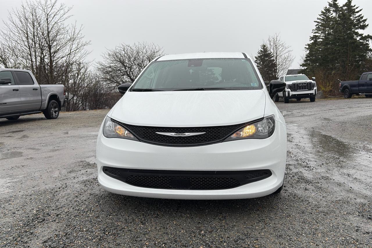 2024 Dodge Grand Caravan SXT 2WD Photo2