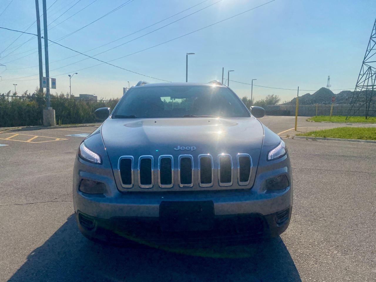 2016 Jeep Cherokee Sport Photo2