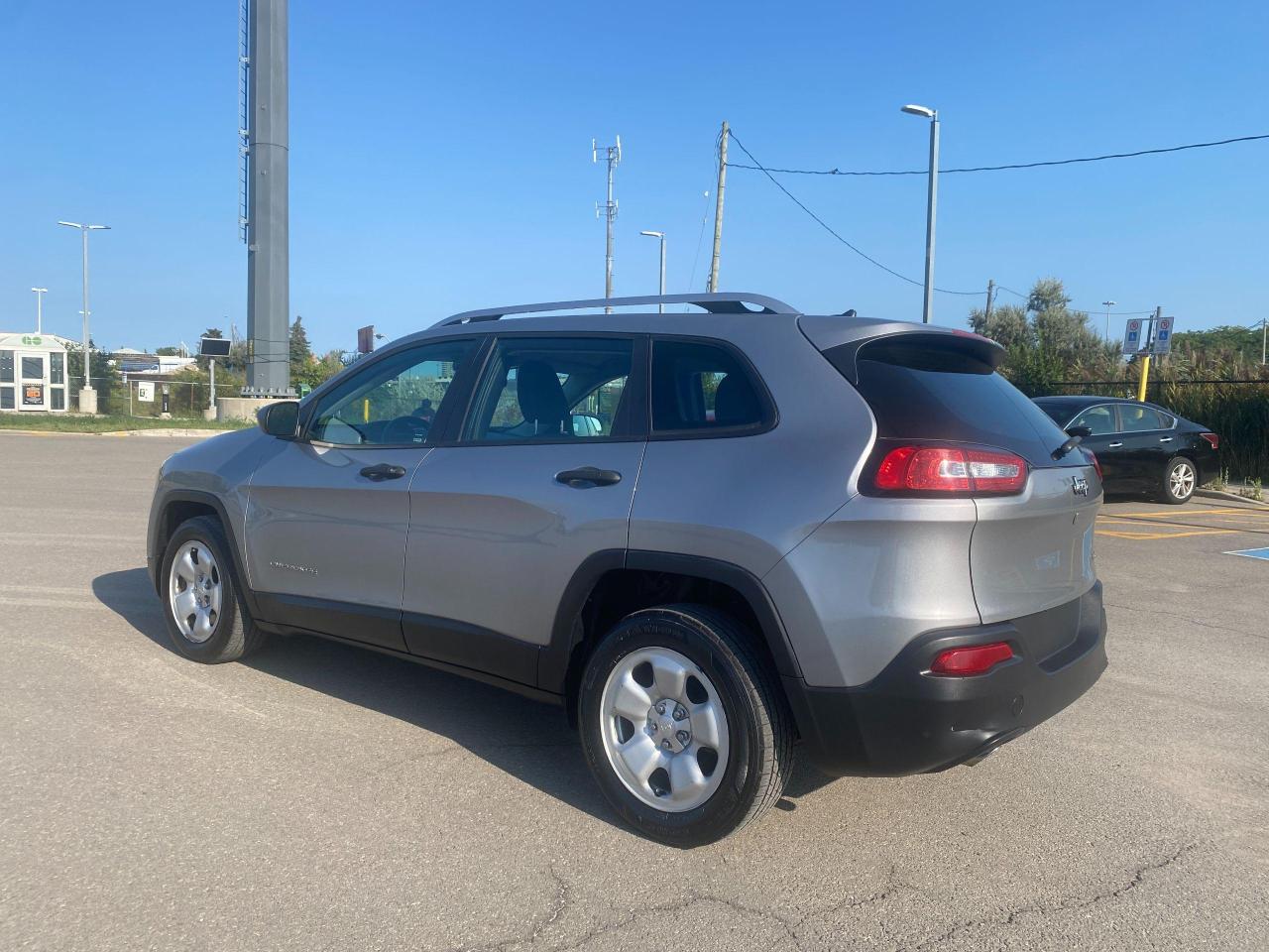 2016 Jeep Cherokee Sport - Photo #8