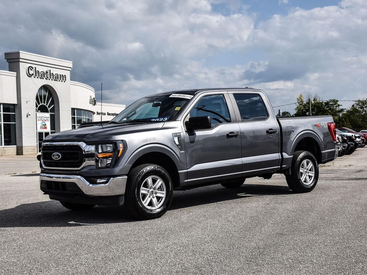 2023 Ford F-150 4D SuperCrew XLT Grey 4WD. Odometer is 6231 kilometers below market average! 4WD 3.5L V6 EcoBoost 10-Speed Automatic<br><br><br>Here at Chatham Chrysler, our Financial Services Department is dedicated to offering the service that you deserve. We are experienced with all levels of credit and are looking forward to sitting down with you. Chatham Chrysler Proudly serves customers from London, Ridgetown, Thamesville, Wallaceburg, Chatham, Tilbury, Essex, LaSalle, Amherstburg and Windsor with no distance being ever too far! At Chatham Chrysler, WE CAN DO IT!