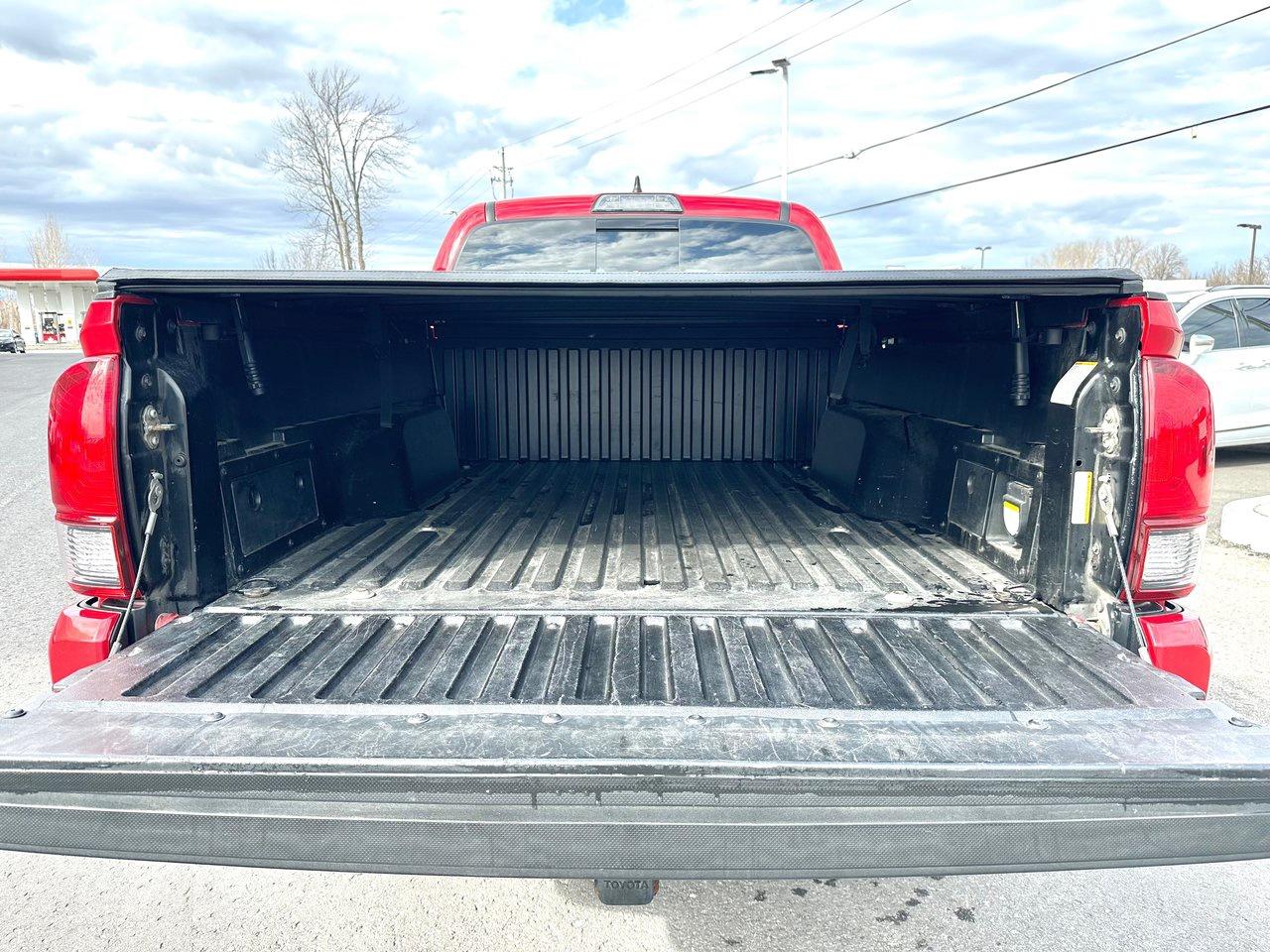 2018 Toyota Tacoma SR5 Photo4