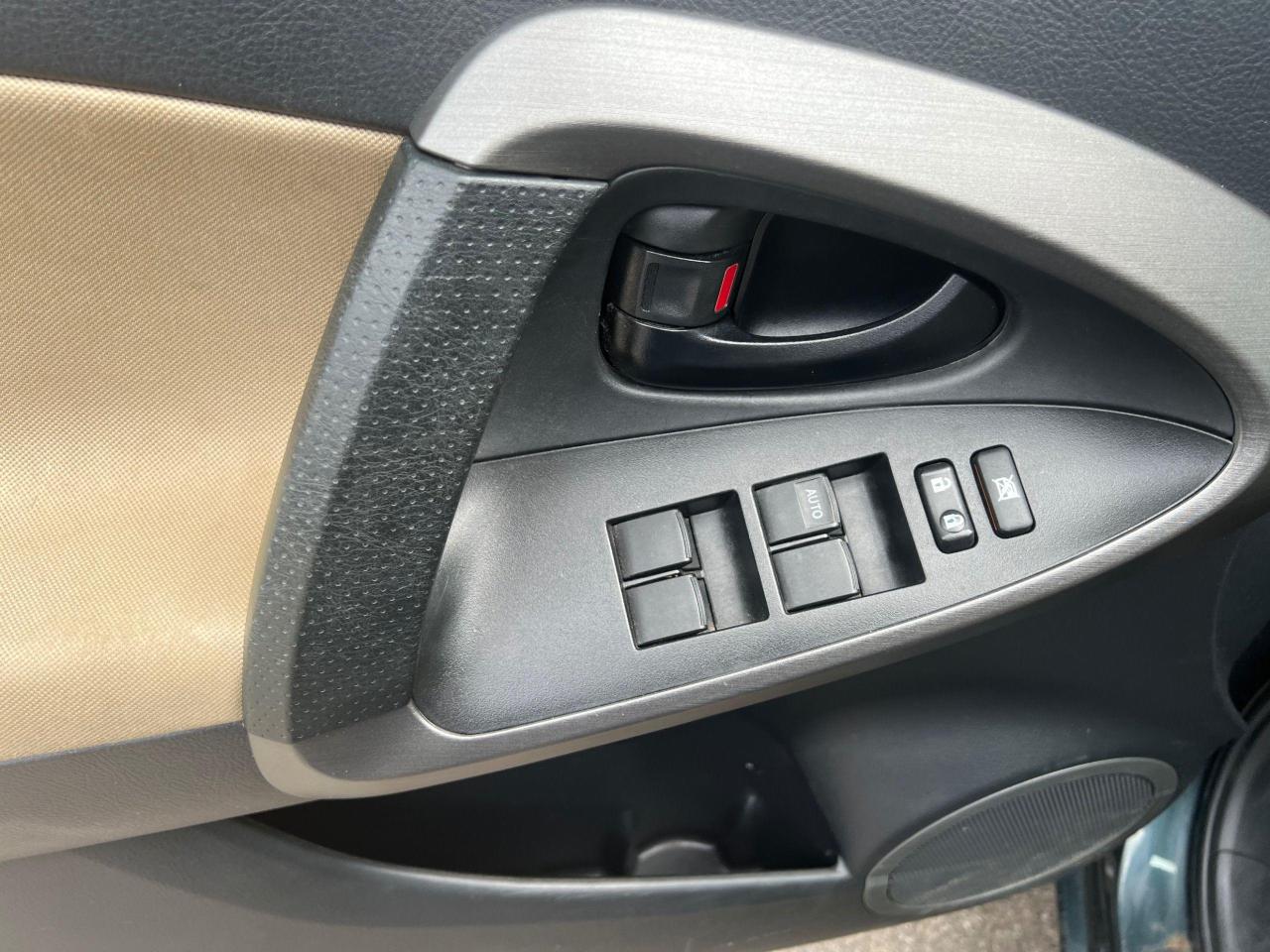 2012 Toyota RAV4  AWD  - Photo #4