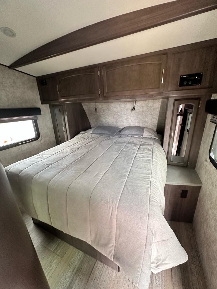 2017 Winnebago Spyder 24FQ 