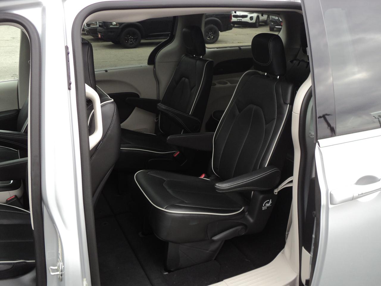2023 Chrysler Pacifica Limited FWD 3.6L PanoramicRoof 7SeaterNavLeather - Photo #16