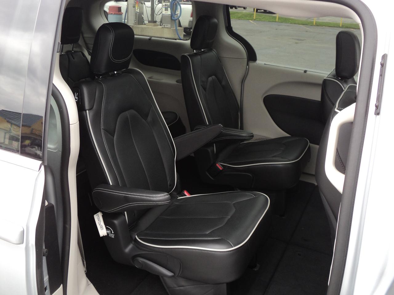 2023 Chrysler Pacifica Limited FWD 3.6L PanoramicRoof 7SeaterNavLeather - Photo #17