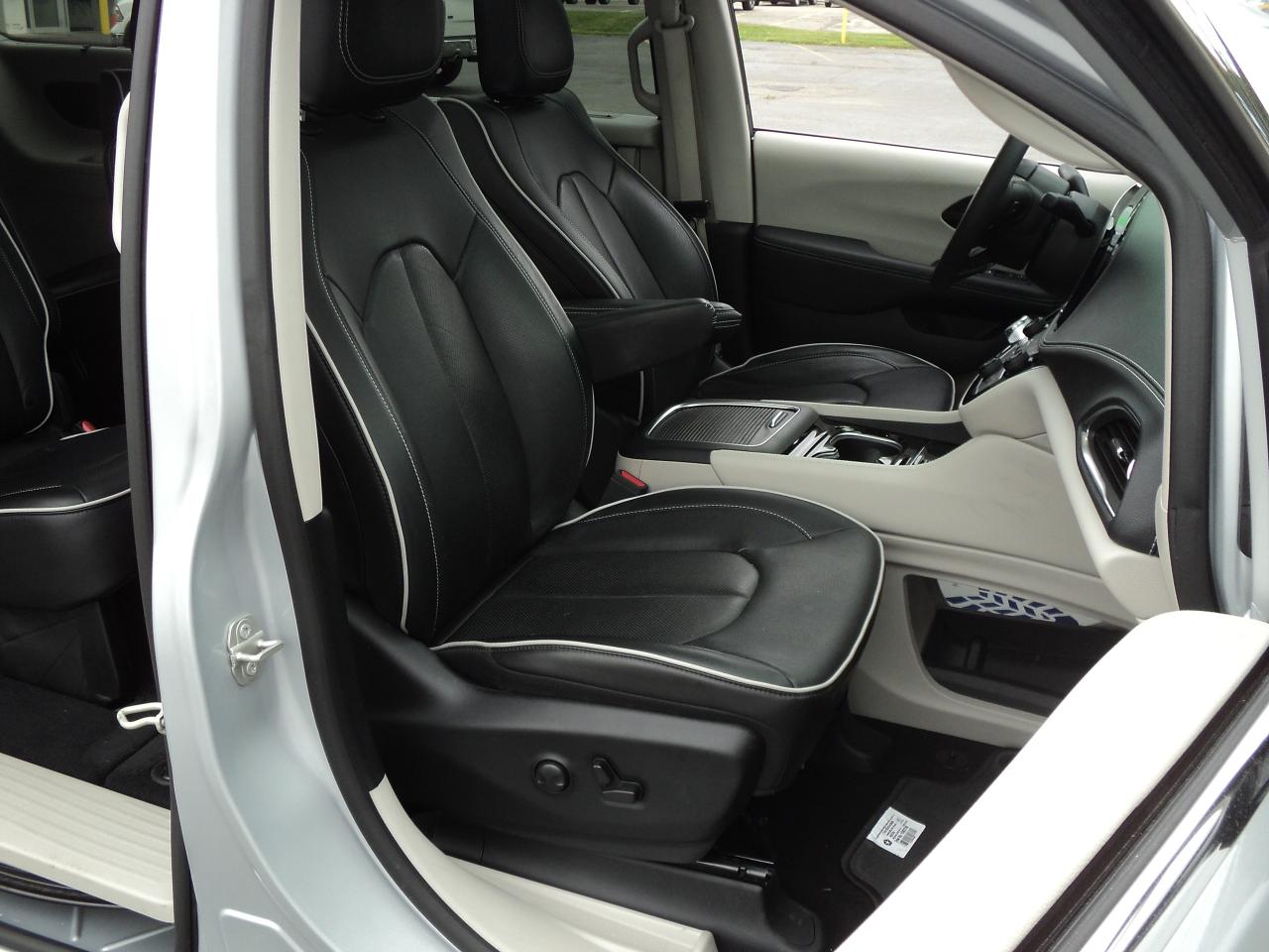 2023 Chrysler Pacifica Limited FWD 3.6L PanoramicRoof 7SeaterNavLeather - Photo #15