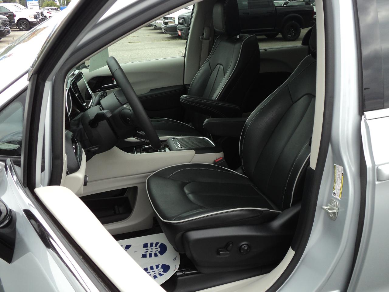 2023 Chrysler Pacifica Limited FWD 3.6L PanoramicRoof 7SeaterNavLeather - Photo #14