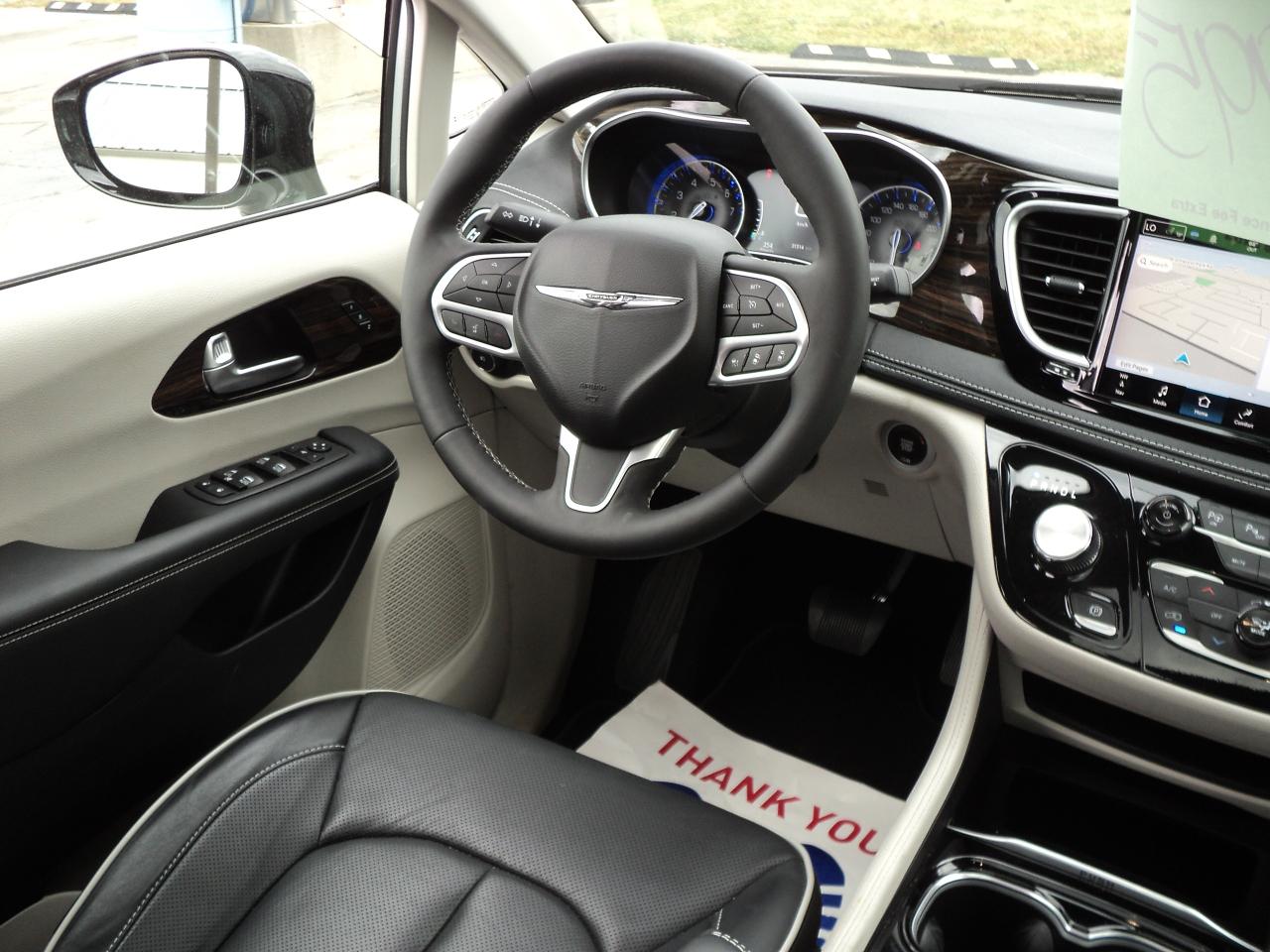 2023 Chrysler Pacifica Limited FWD 3.6L PanoramicRoof 7SeaterNavLeather - Photo #11