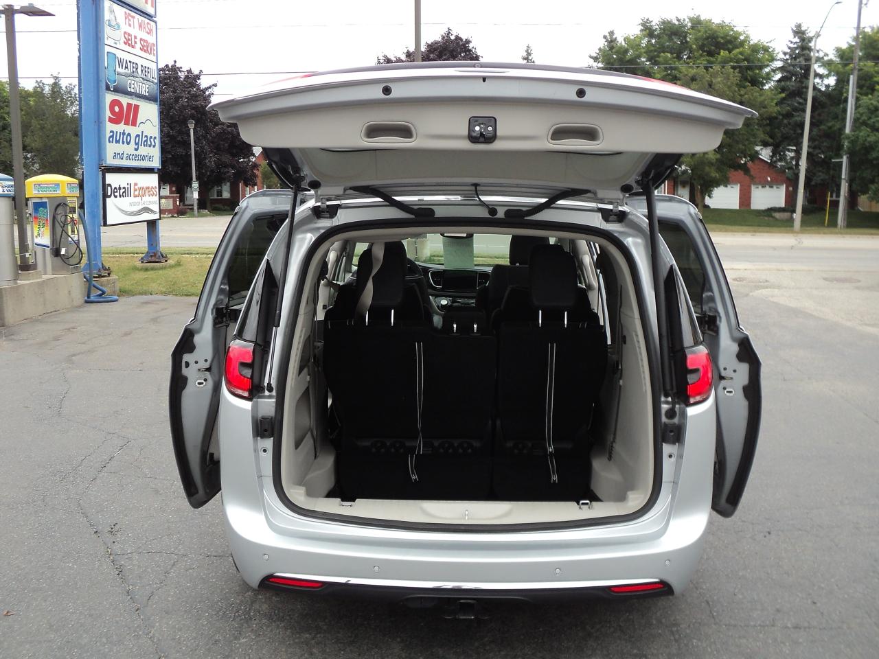 2023 Chrysler Pacifica Limited FWD 3.6L PanoramicRoof 7SeaterNavLeather - Photo #6