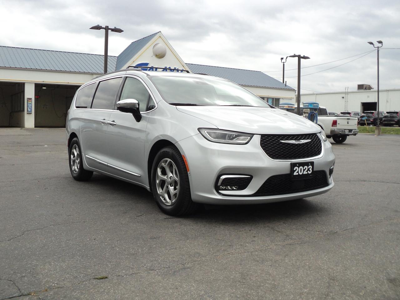 2023 Chrysler Pacifica Limited FWD 3.6L PanoramicRoof 7SeaterNavLeather - Photo #3