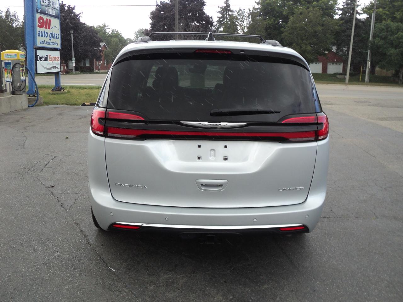 2023 Chrysler Pacifica Limited FWD 3.6L PanoramicRoof 7SeaterNavLeather - Photo #7