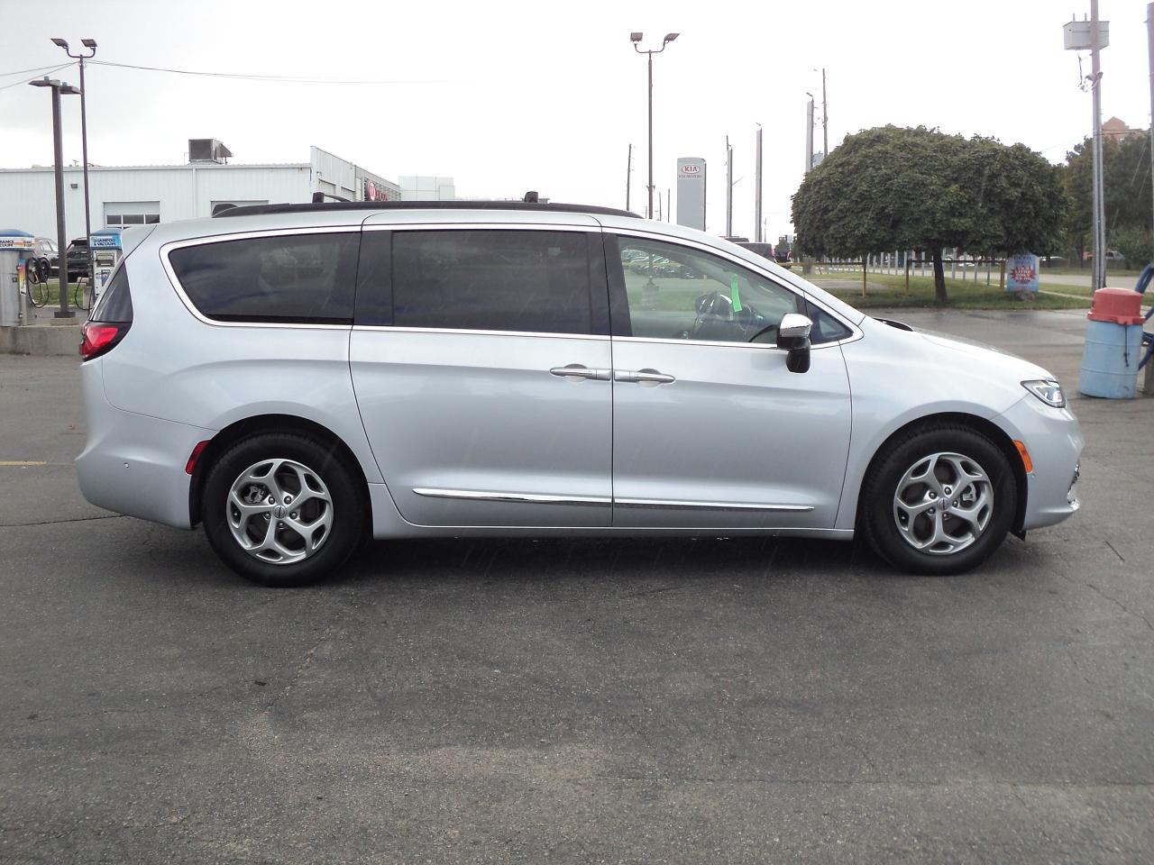 2023 Chrysler Pacifica Limited FWD 3.6L PanoramicRoof 7SeaterNavLeather - Photo #5
