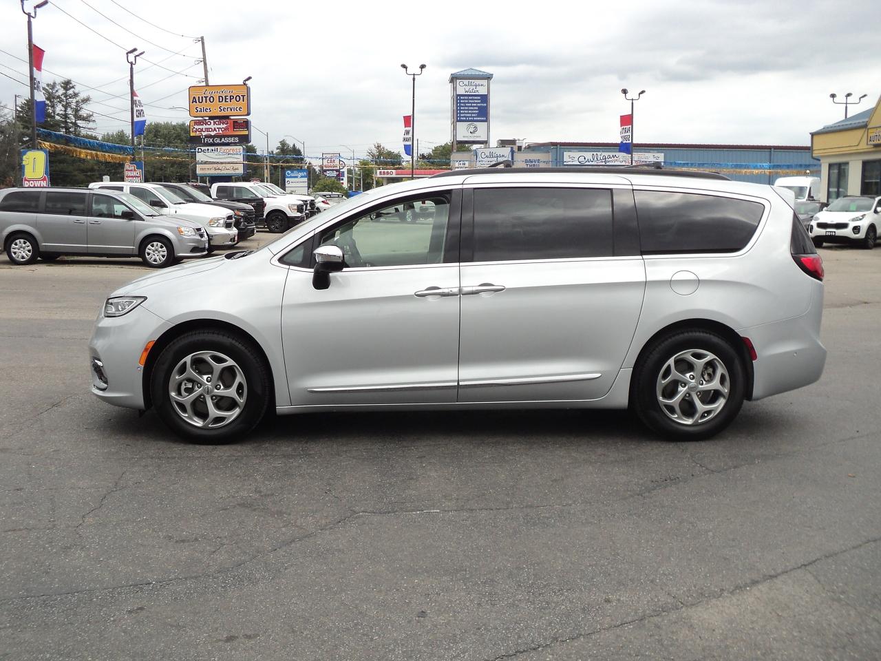 2023 Chrysler Pacifica Limited FWD 3.6L PanoramicRoof 7SeaterNavLeather - Photo #4