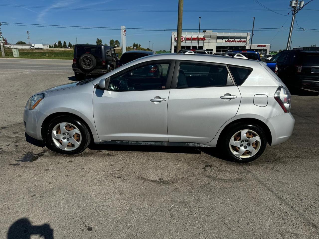 2009 Pontiac Vibe HATCH, 4 CYL, TOYOTA ENGINE, ONLY 75KMS, CERT - Photo #2