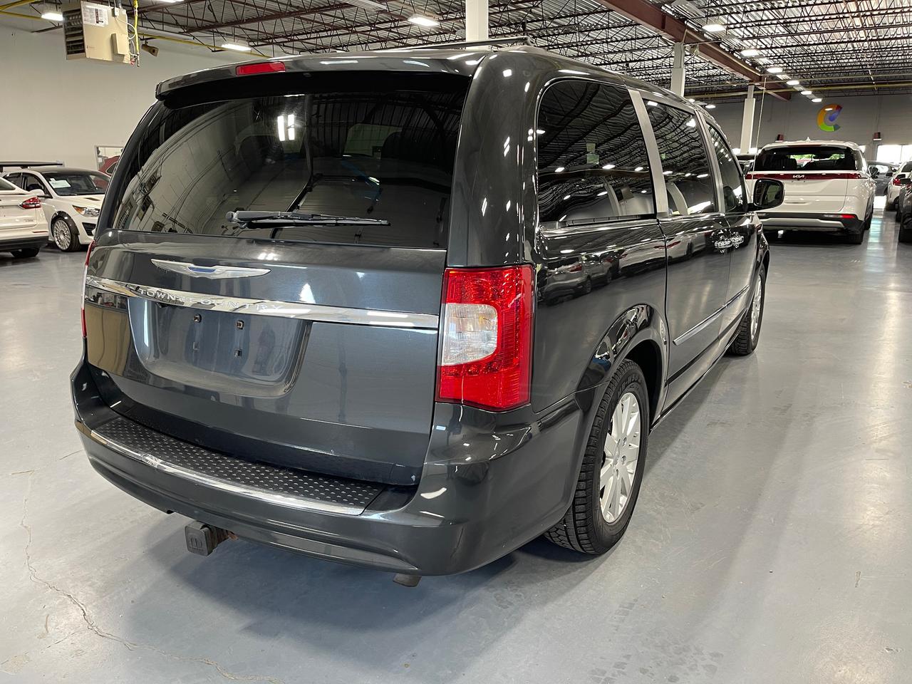 2012 Chrysler Town & Country 4dr Wgn Touring w/Leather Photo4